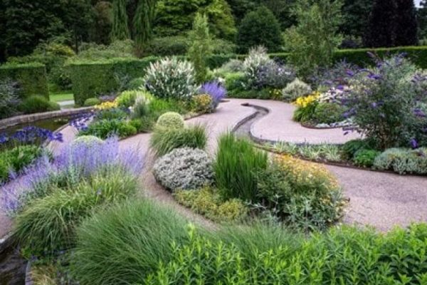 cool-garden-pond-and-planting-rosemoor-july-800x600