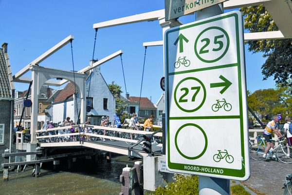 nordholland-radfahrer-auf-brcke_48430944361_o